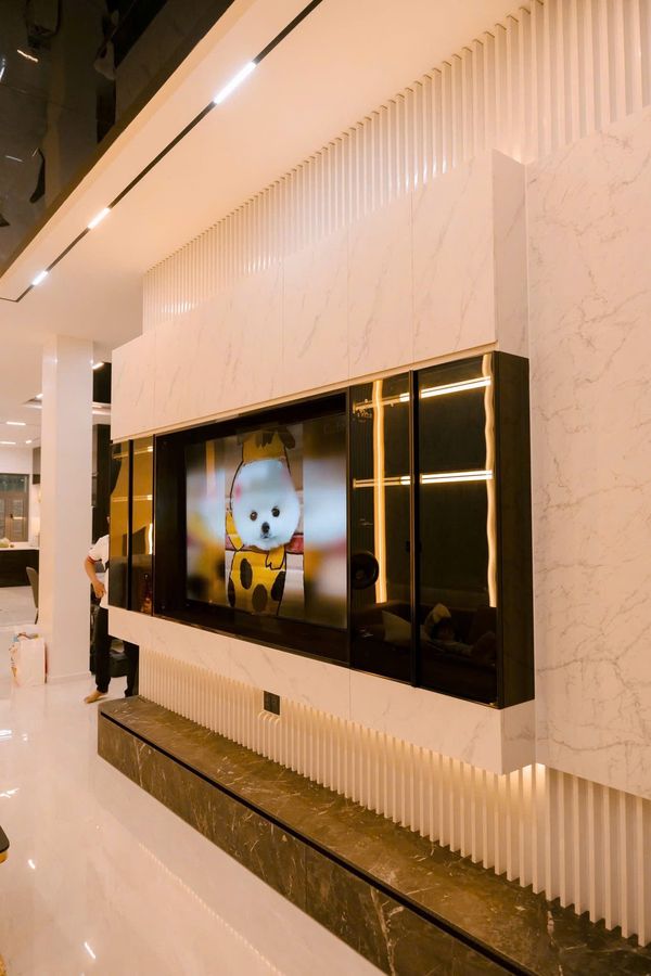 Vách TV ốp đá & đèn hắt
