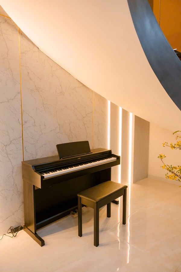 Góc piano dưới cầu thang