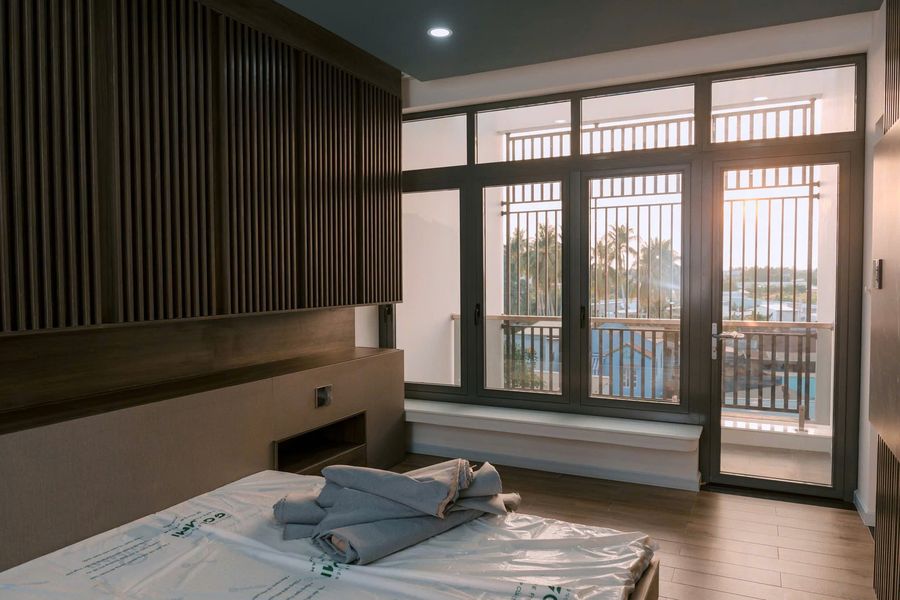 Phòng ngủ view cửa kính